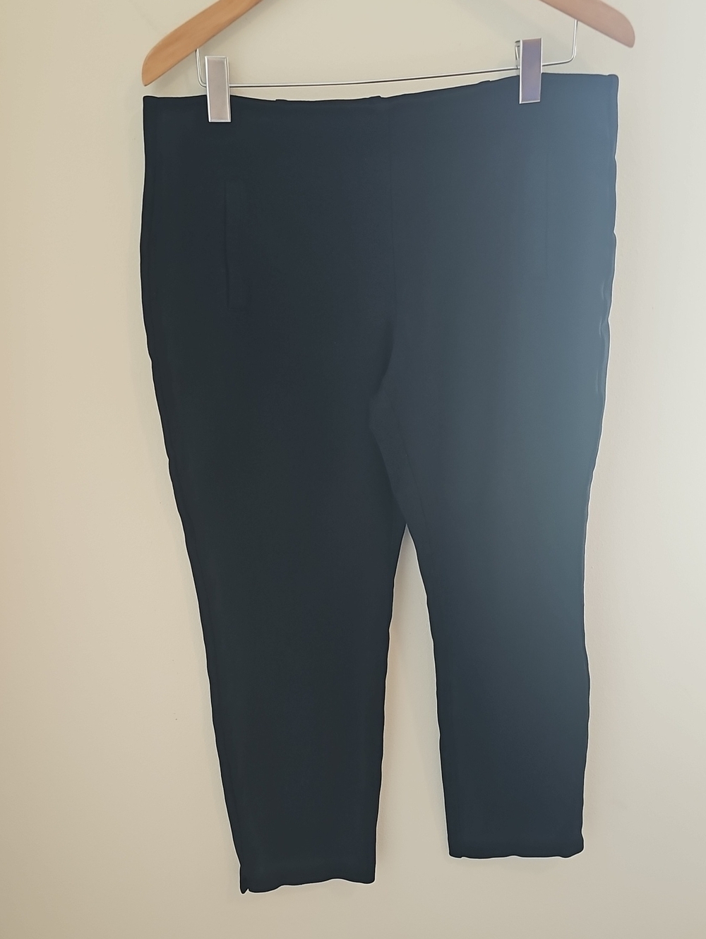 Chicos Black Stretch Pants - Classic Slim Fit. Size 1.5(meduim)